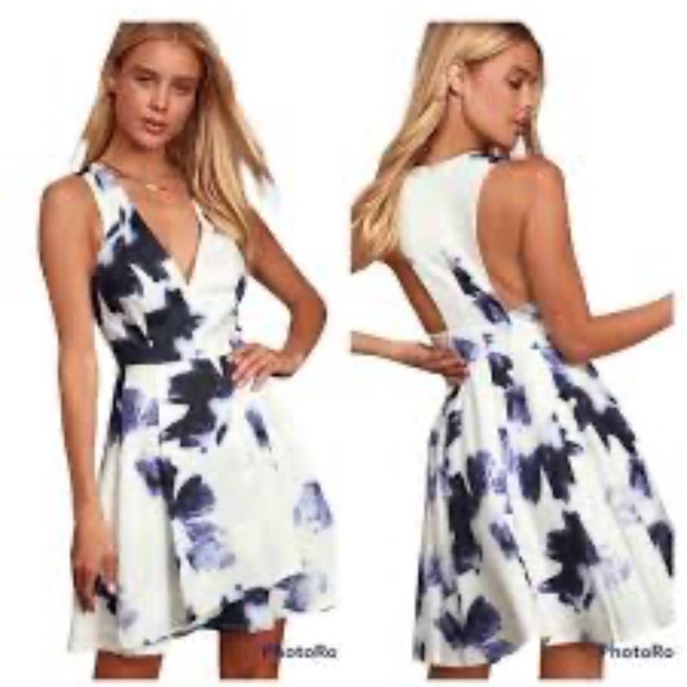 LULU’S Seeing Chic Floral V-Neck Dress Size S